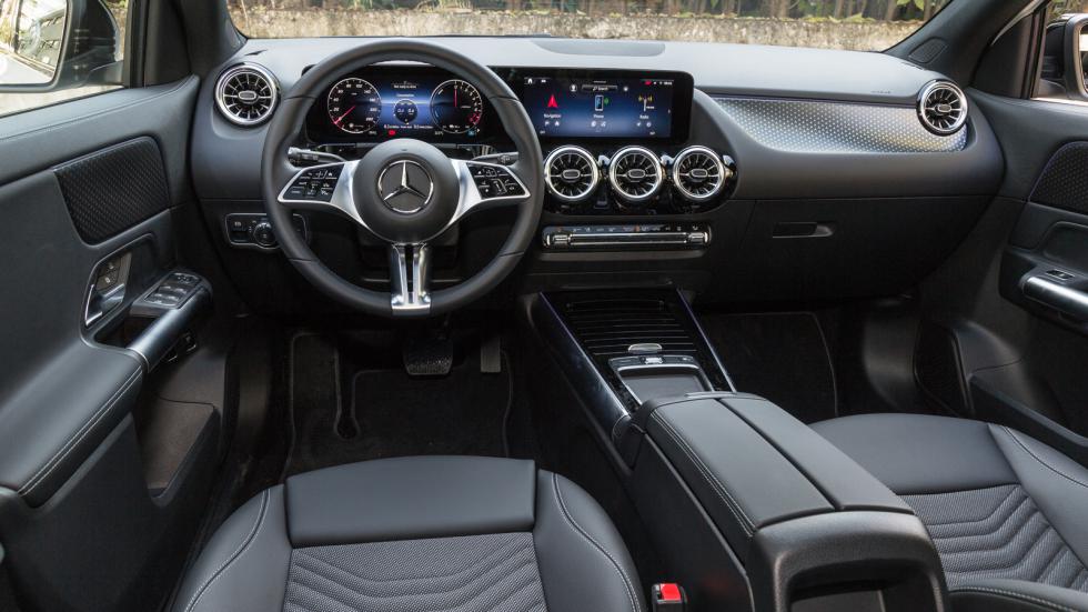 Το εσωτερικό της Mercedes GLA σε όλες τις εκδόσεις της, χαρακτηρίζεται από την υψηλή ποιότητα κατασκευής και τον high-tech διάκοσμο.