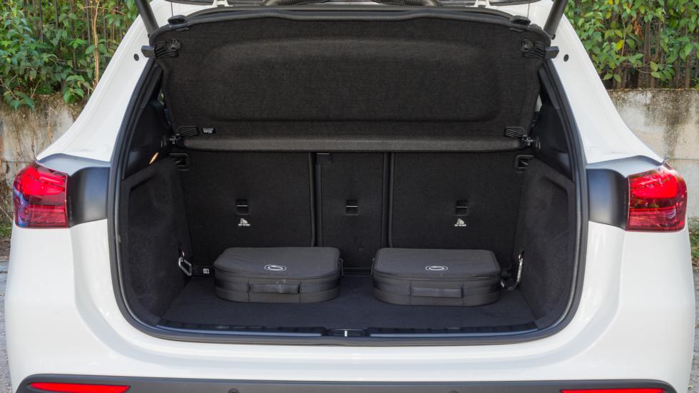 Η υβριδική GLA χάνει μερικά λτ. από το διαθέσιμο χώρο αποσκευών λόγω του υβριδικού της συστήματος.