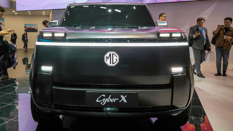 Νέο MG Cyber X: Τετραγωνισμένο SUV με pop-up φώτα α λα Celica