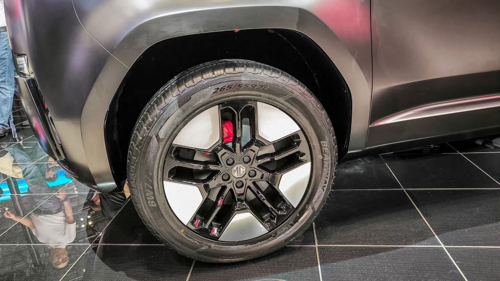 Νέο MG Cyber X: Τετραγωνισμένο SUV με pop-up φώτα α λα Celica