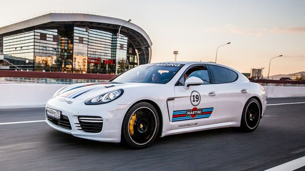 Παρούσα στην Martini Racing φωτογράφηση ήταν και η Porsche Panamera.