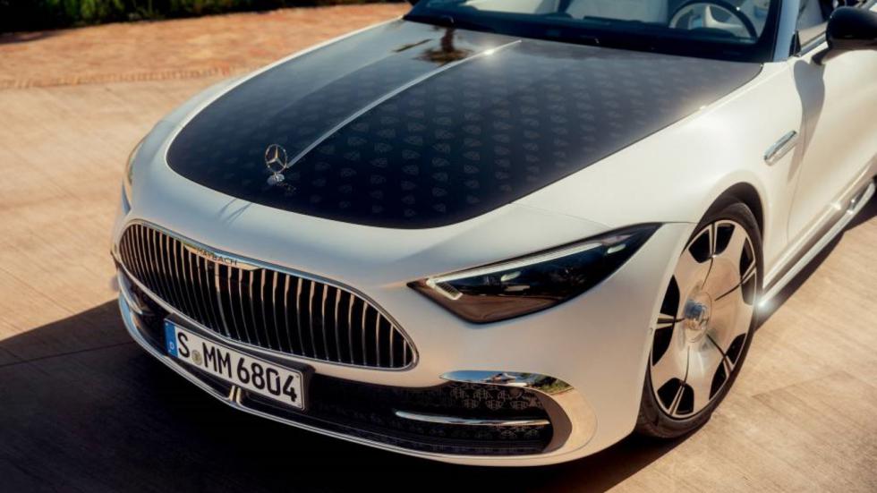 Διχρωμία μαύρου με κόκκινο και λευκό για τη Maybach SL