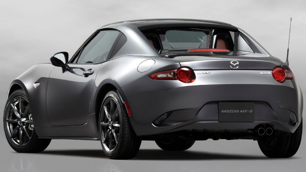 Το MX-5 RF Launch Edition έχει γκρι (machine gray) απόχρωση, ενώ φέρει μαύρα πάνελ οροφής. Το εσωτερικό, πάλι, είναι επενδυμένο με καφέ nappa δέρμα.