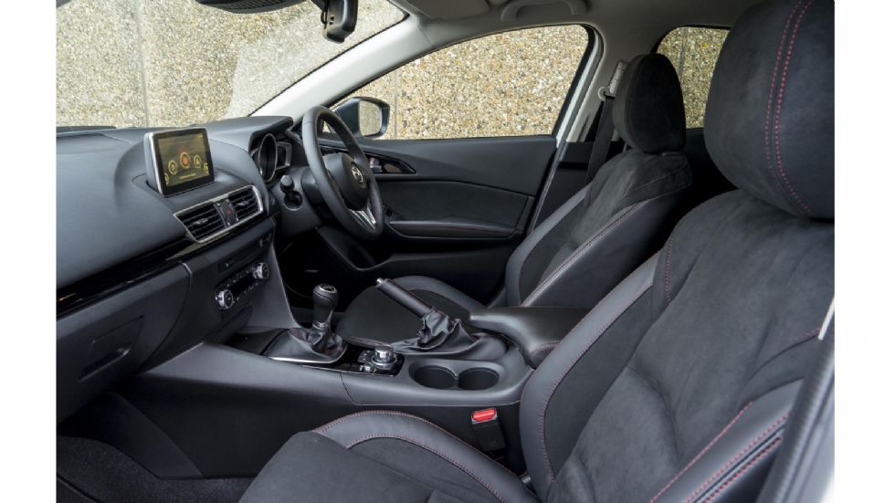 Στο εσωτερικό του ιδιαίτερου αυτού Mazda3 συναντάμε σπορ καθίσματα επενδυμένα με δέρμα και σουέτ. Το παρόν δίνει το σύστημα infotainment Multimedia Commander, το οποίο διαθέτει 7άρα οθόνη αφής και GPS