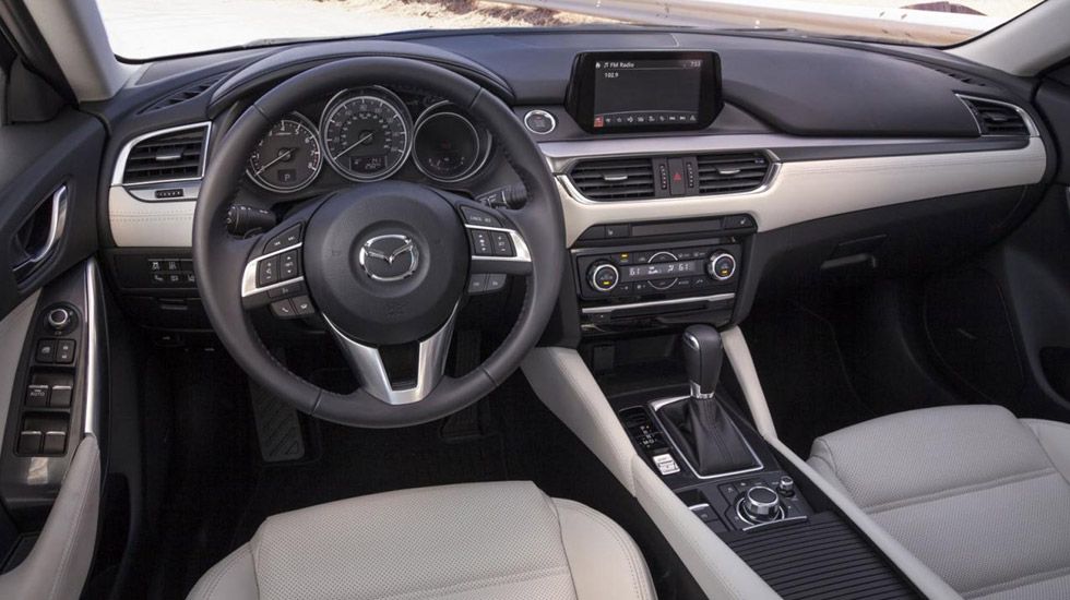 Το Mazda6 έχει αναβαθμιστεί με νέες επενδύσεις καθισμάτων, μια νέα μεγάλη οθόνη αφής πολλαπλών λειτουργιών στην ανασχεδιασμένη κεντρική κονσόλα και εξοπλίστηκε με ηλεκτρικό χειρόφρενο.