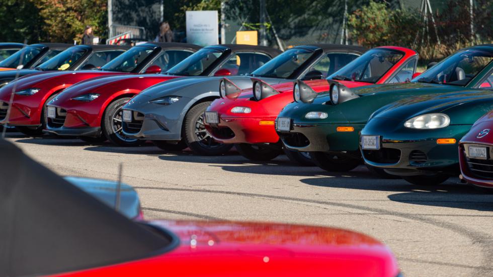 Ρεκόρ Γκίνες για το MX-5: Μαζεύτηκαν 707 Miata σε μία πίστα