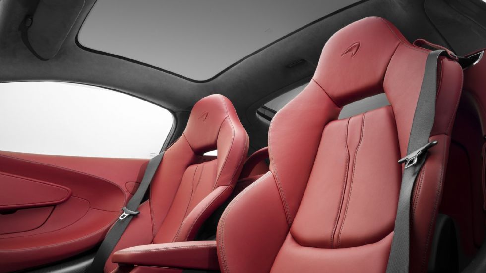 Η πανοραμική οροφή κάνει πιο ευχάριστη την McLaren 570GT στην καθημερινή χρήση.