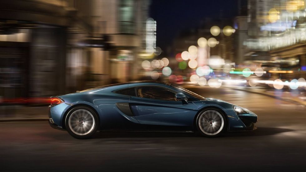 Ο twin-turbo V8 κινητήρας των 3,8 λίτρων αποδίδει 570 ίππους και επιτρέπει στην 570GT να κάνει το 0-100 σε 3,4 δλ. Για το 0-200 απαιτούνται 9,8 δλ., ενώ η τελική ταχύτητα είναι 328 χλμ./ώρα.