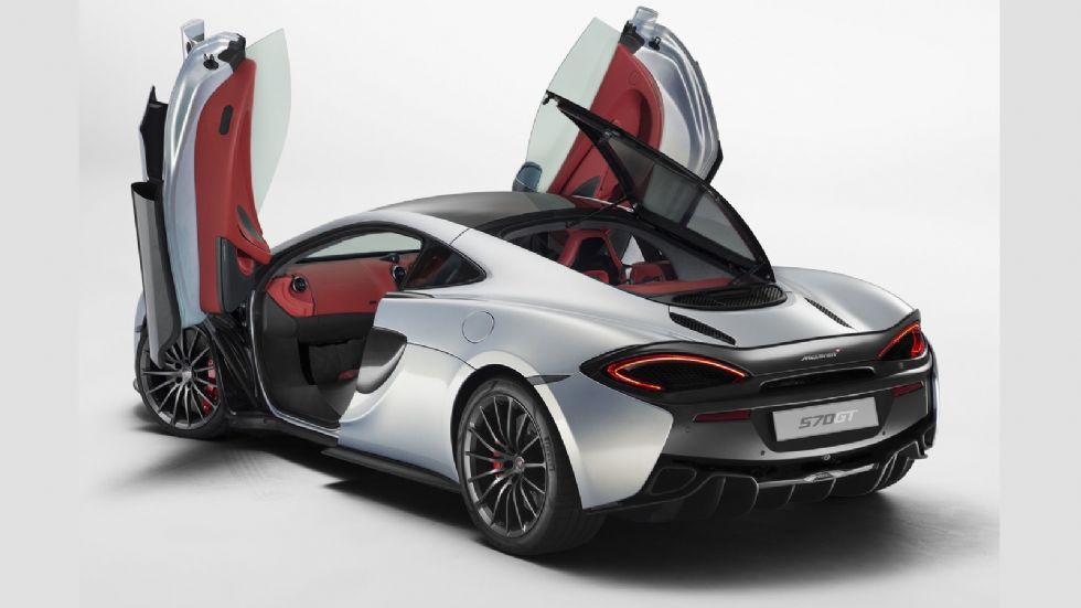 Αντίθετα με ό,τι μας έχει συνηθίσει η McLaren, η 570GT εστιάζει στην πρακτικότητα και στην ευχρηστία, προσφέροντας μεγαλύτερο χώρο αποσκευών και πιο πολυτελές σαλόνι.