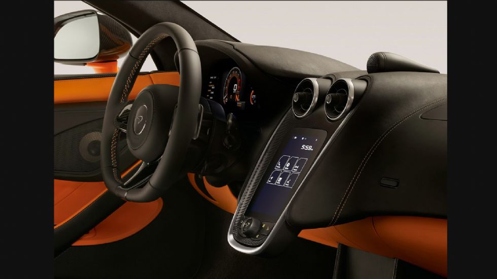 Η McLaren επέλεξε μια μινιμαλιστική λογική, με μια μεγάλη οθόνη αφής για το infotainment και τα χειριστήρια του κλιματισμού να μετακομίζουν στο κεντρικό τούνελ. 