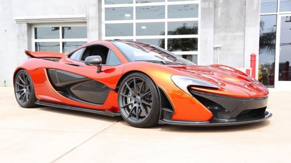 Το αμάξωμα, της προς πώληση McLaren P1, είναι πορτοκαλί με έντονη διχρωμία μαύρου σε κάποια σημεία.