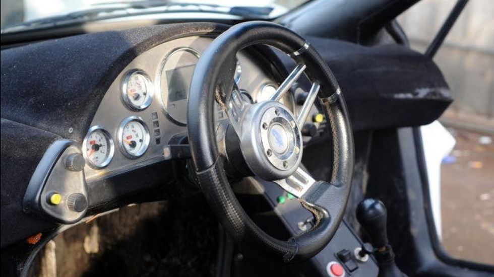 Στο εσωτερικό του εν λόγω supercar τηρήθηκαν κατά γράμμα τα standards της McLaren, ακόμα και η 3θέσια διάταξη καθισμάτων.