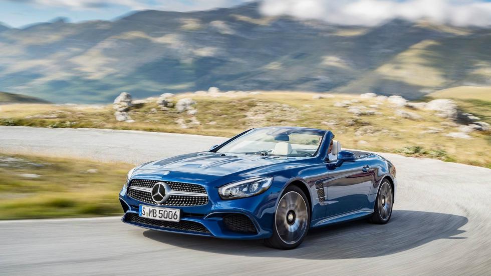 Η νέα Mercedes SL (στη φωτό η υπάρχουσα) που αναμένεται το 2020 θα μεγαλώσει ελαφρώς σε διαστάσεις, ώστε να χωρέσουν σε αυτή τέσσερα καθίσματα.