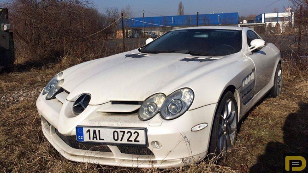 Μια παρατημένη Mercedes SLR McLaren.