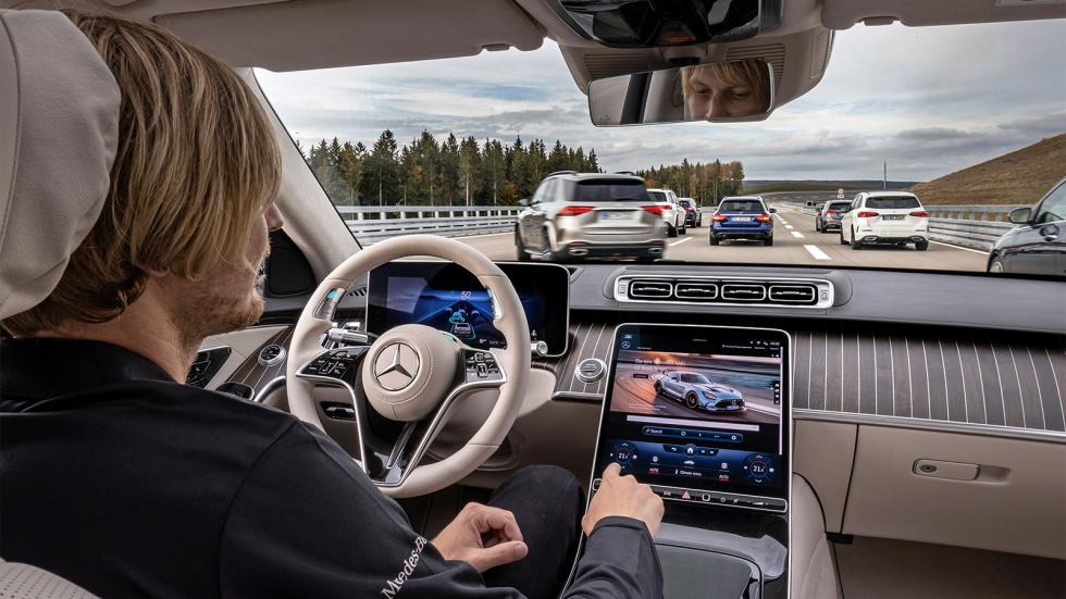 Το Drive Pilot είναι ένα σύστημα αυτόνομης οδήγησης επιπέδου 3 το οποίο αναλαμβάνει πλήρως τα καθήκοντα οδήγησης σε εγκεκριμένους αυτοκινητόδρομους,  χωρίς ο οδηγός να έχει τα χέρια του στο τιμόνι.