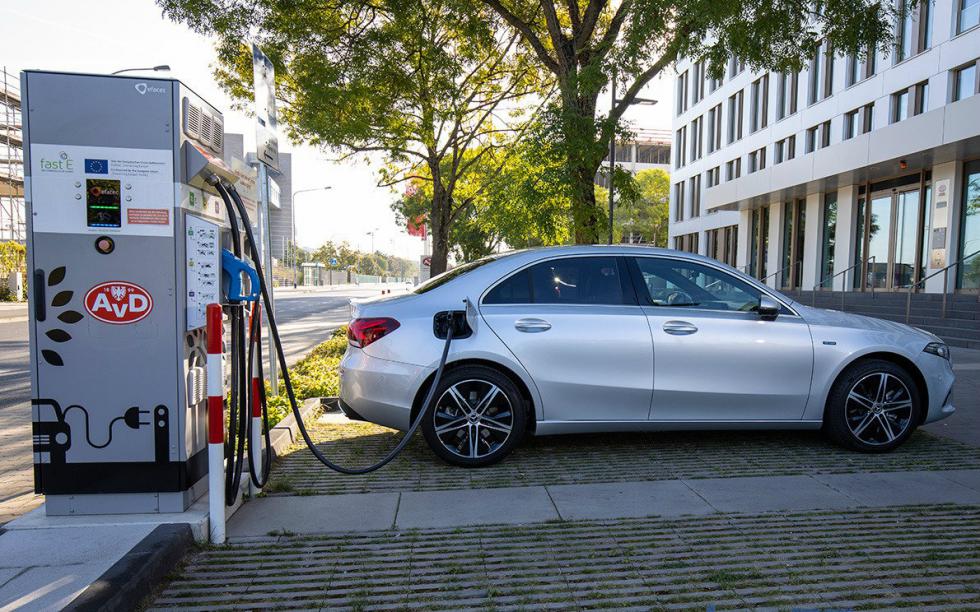 Η Α 250 e sedan συνδυάζει μοναδικά τη χαμηλή κατανάλωση και τις σπορ επιδόσεις που απορρέουν από τα 218 άλογα και τα 450 Nm ροπής του Plug-in υβριδικού της συστήματος.