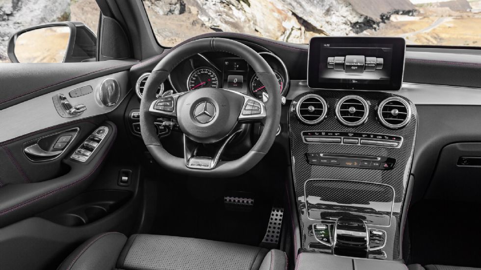 Τιμόνι της AMG και οθόνη 5,5 ιντσών με ενδείξεις ειδικών οργάνων, με την γρήγορη οδήγηση να μοιάζει... παιχνιδάκι.