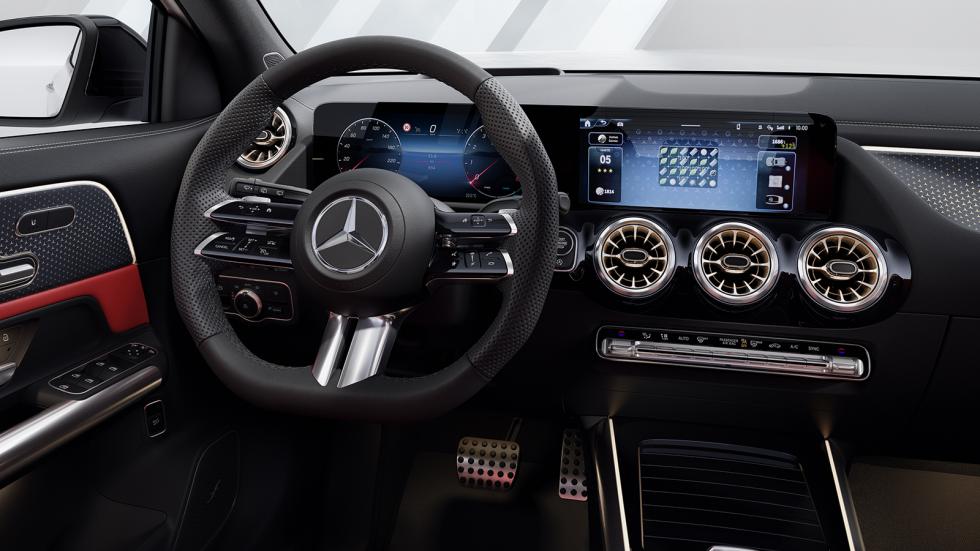 Στο εσωτερικό, η προσοχή πέφτει στο νέο τριάκτινο τιμόνι της Mercedes, αλλά και στο τελευταίας γενιάς infotainment MBUX με τις δύο οθόνες.