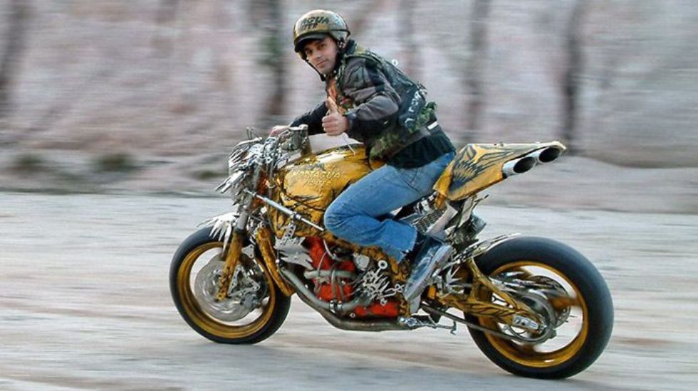 Και όμως, ο πρώτος (η πιο παλιά μοτοσικλέτα της Mortagua) πολεμιστής κινείται. Ναι, ναι, όργανο, μια στιγμή να βρω τα χαρτιά, ναι φυσικά είναι νόμιμο.