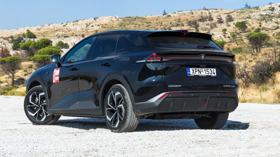 To Changan Deepal S07 είναι σχεδιασμένο από τον Γιώργο Κούκο και διακρίνεται για τις όμορφες αναλογίες και την ισορροπία μεταξύ δυναμικής και εκλεπτυσμένης εικόνας.