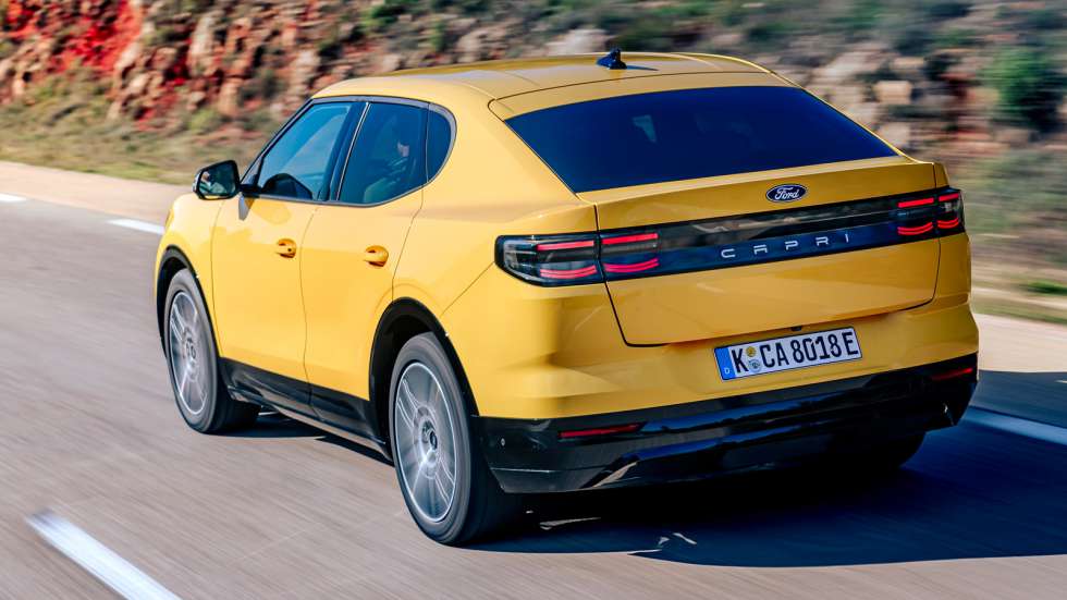 Το Ford Capri είναι η πιο σπορτίφ εκδοχή του Explorer, που δοκιμάσαμε πρόσφατα στην Ελλάδα με τα δύο ηλεκτρικά μοντέλα να κατασκευάζονται στο εργοστάσιο της φίρμας του «μπλε οβάλ» στη Γερμανία και συγ