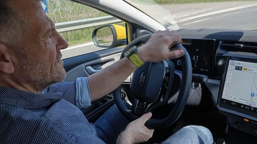 Το τιμόνι του Puma Gen-E έχει εμφανώς Ford καταβολές με σωστό βάρος (ειδικά στη Sport λειτουργία) και ικανότητα να μεταφέρει σχεδόν όλη την πληροφόρηση από το μπροστινό σύστημα. 