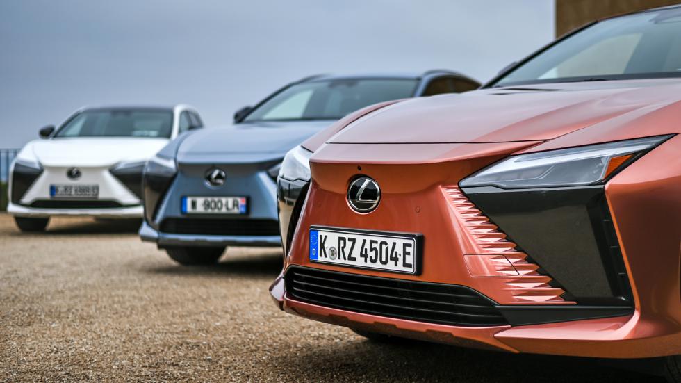 H χαρακτηριστική μάσκα της Lexus, στο νέο Lexus RZ 450e είναι «κλειστή», με τρεις μακρόστενους αεραγωγούς στις άκρες και χαμηλά στον προφυλακτήρα.