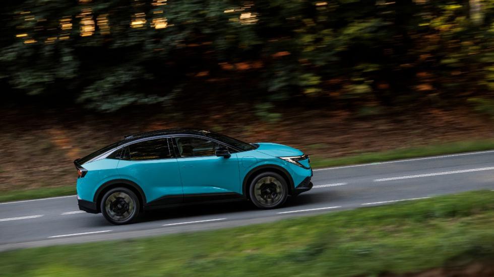 Το νέο σύστημα ηλεκτροκίνησης του Nissan LEAF είναι διαθέσιμο με μπαταρία 52 ή 75 kWh και απόδοση 177 ή 218 ίππους αντίστοιχα. Και στις δύο περιπτώσεις η ιαπωνική φίρμα υπόσχεται κατανάλωση 13,8 kWh/1