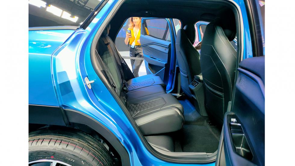 Όπως φάνηκε με γυμνό μάτι, οι πίσω επιβάτες έχουν αρκετό χώρο στη διάθεσή τους.