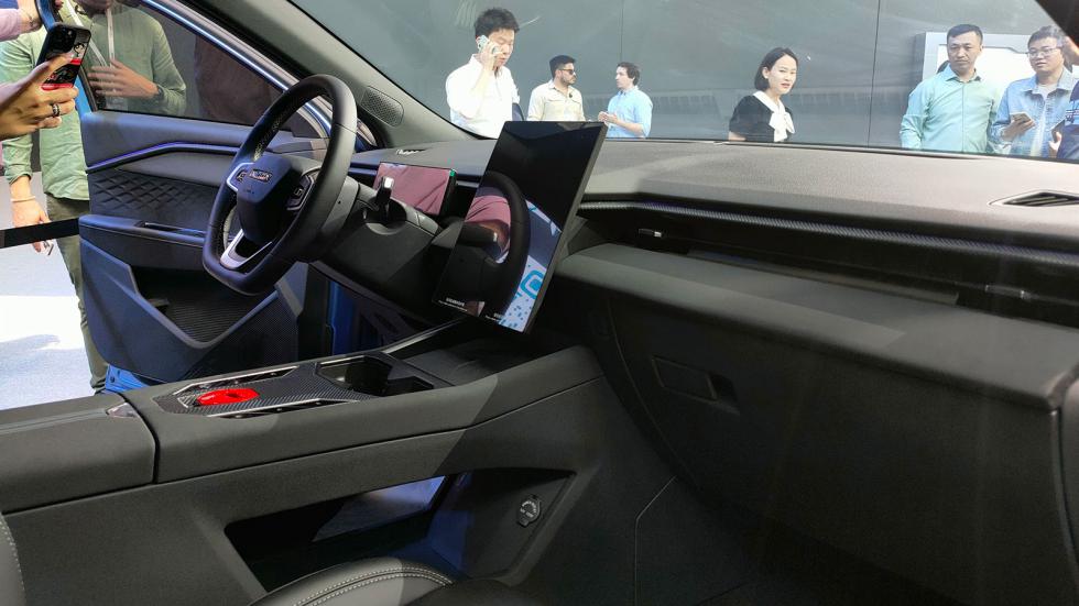 Το εσωτερικό του «4», παραπέμπει σε cockpit μαχητικού αεροσκάφους, με κόκκινο κουμπί εκκίνησης τύπου jet fighter στο κέντρο της κονσόλας.