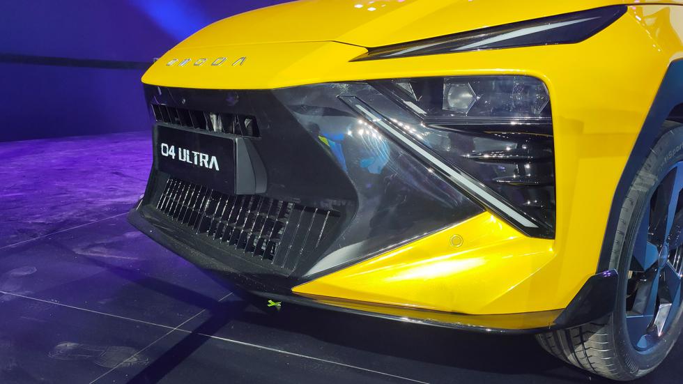 Αντίστοιχα και στο μπροστά μέρος η παρουσία του carbon είναι αισθητή στο Ultra Air Splitter.