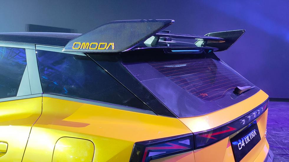 Το στοιχείο που ξεχωρίζει στην έκδοση Ultra του Omoda 4 είναι η κραυγαλέα πίσω αεροτομής από ανθρακονήματα Ultra Rear Wing. 