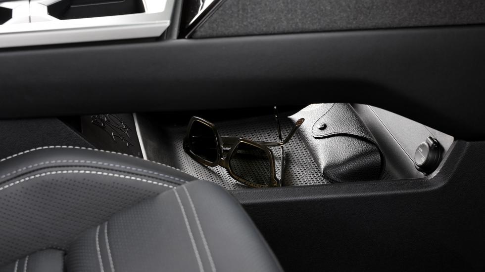Τι δουλειά έχουν τόσοι καρχαρίες μέσα στο Opel Grandland;