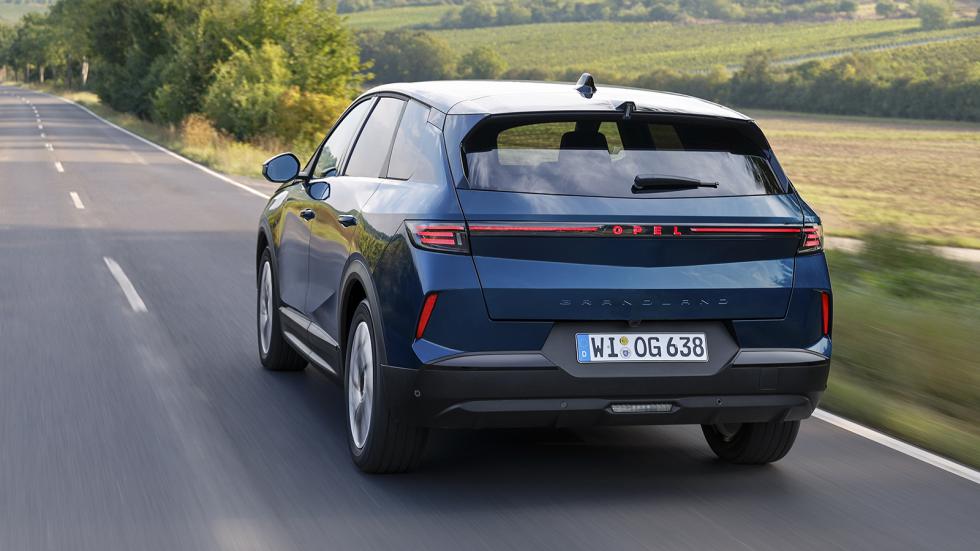 Τι δουλειά έχουν τόσοι καρχαρίες μέσα στο Opel Grandland;