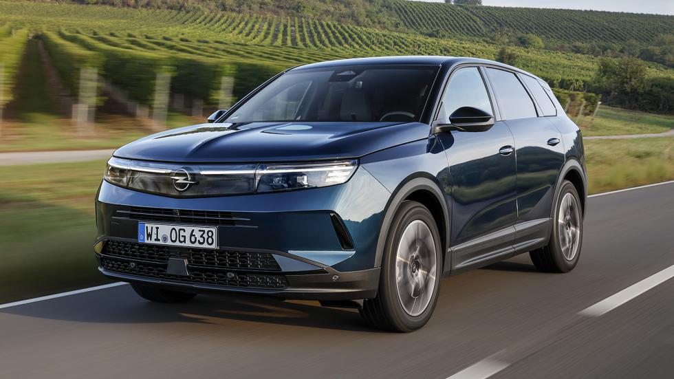 Τι δουλειά έχουν τόσοι καρχαρίες μέσα στο Opel Grandland;
