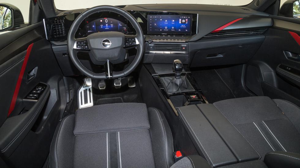 Πλήρως ψηφιοποιημένο το εσωτερικό του νέου Opel Astra με στάνταρ δύο οθόνες 10 ιντσών και προσεγμένη ποιότητα.