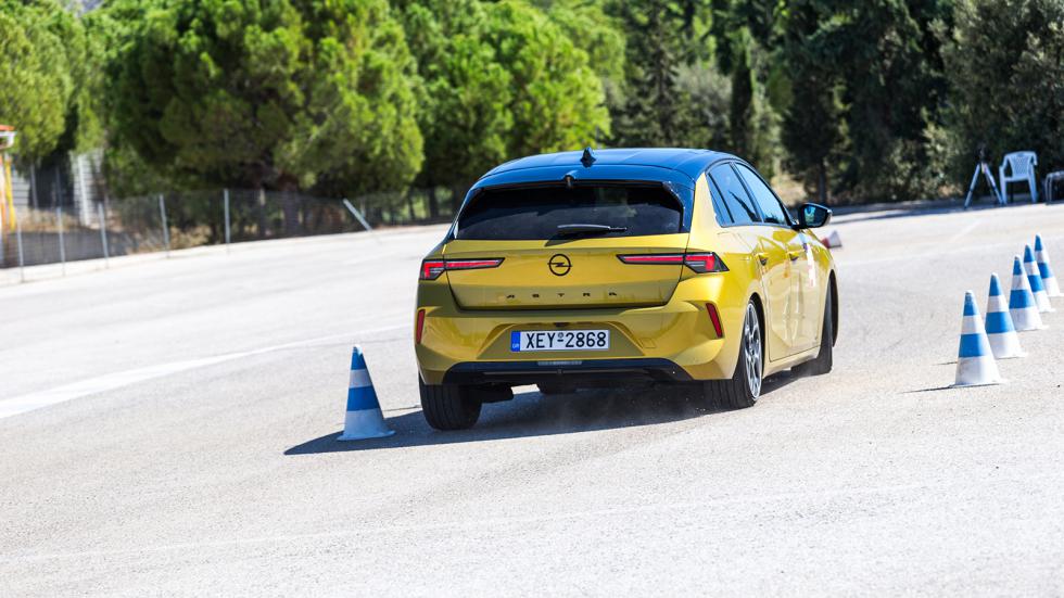 Το τιμόνι είναι ελαφρύ, αλλά σε τελική ανάλυση αρκούντως ακριβές και βοηθά το Opel Astra στη διαδικασία των απότομων αλλαγών πορείας.