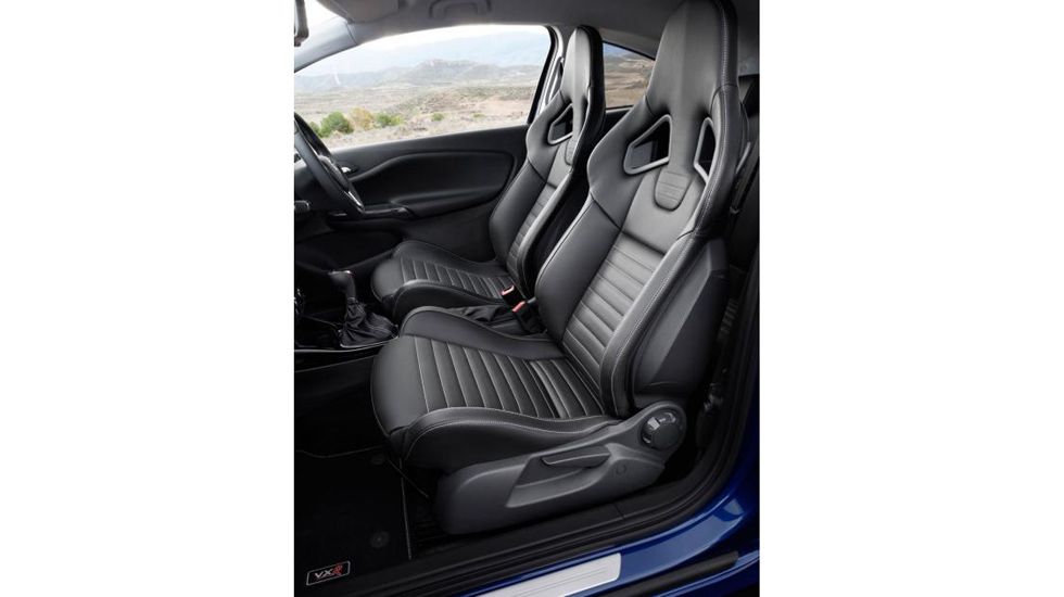 Στο εσωτερικό του Corsa OPC, ξεχωρίζουν τα σπορτίφ Recaro καθίσματα και βέβαια τα απαραίτητα λογότυπα της έκδοσης στα πλαϊνά μαρσπιέ των θυρών.