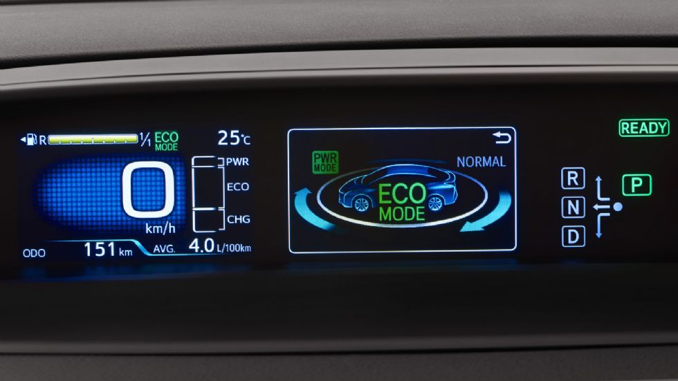 Στο νέο Toyota Prius, στο κέντρο και ψηλά στο ταμπλό βρίσκεται ο ψηφιακός πίνακας οργάνων με την έγχρωμη διπλή οθόνη των 4,2 ιντσών.