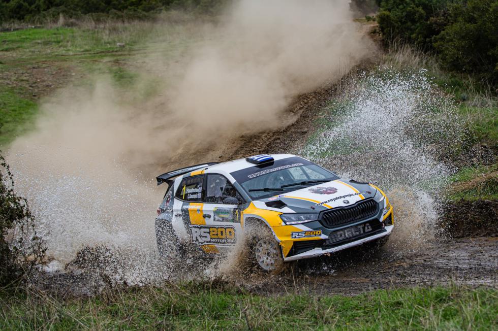 Οι Ιωάννης Παπαδημητρίου – Χρήστος Κουζιώνης με το Skoda Fabia RS Rally2 πήραν από νωρίς τα ηνία του αγώνα, επικράτησαν στις πρώτες τρεις ειδικές και διαχειρίστηκαν ιδανικά το προβάδισμά τους, φ