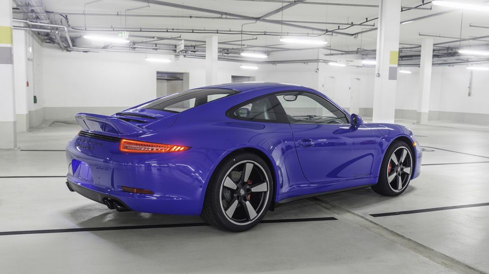 Η 911 GTS Club Coupe στηρίζεται στην 911 Carrera GTS, αλλά το αμάξωμά της είναι φαρδύτερο κατά 44 χλστ. σε σχέση με εκείνο των πισωκίνητων 911 Carrera. 