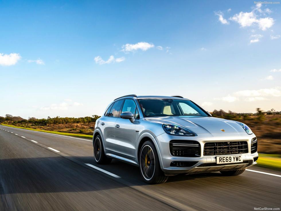 Aναβάθμισε τις υβριδικές Cayenne η Porsche