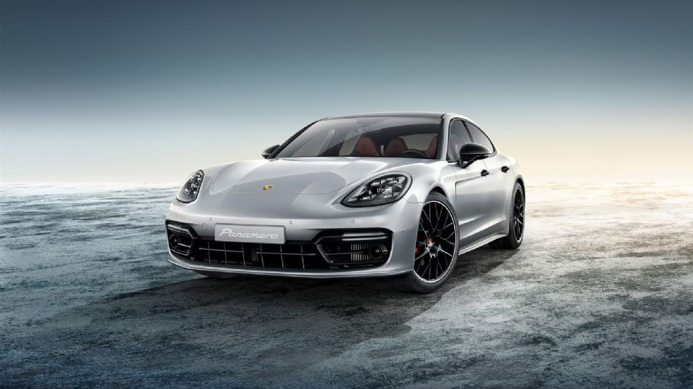 Η έκδοση της Porsche Panamera Turbo έρχεται με έντονες διχρωμίες σε ασημί και μαύρο χρώμα (γρίλιες, χερούλια, πλαϊνοί καθρέπτες).