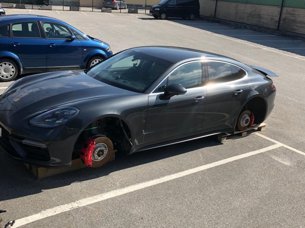 «Ελαφροχέρηδες» άφησαν Porsche Panamera χωρίς τροχούς