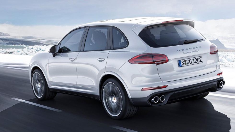 Η ανανεωμένη Cayenne Turbo S έρχεται με 21 ιντσών ζάντες αλουμινίου και σύστημα 2 διπλών εξατμίσεων στο πίσω μέρος.