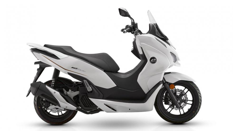 Το scooter σε λευκό χρώμα

