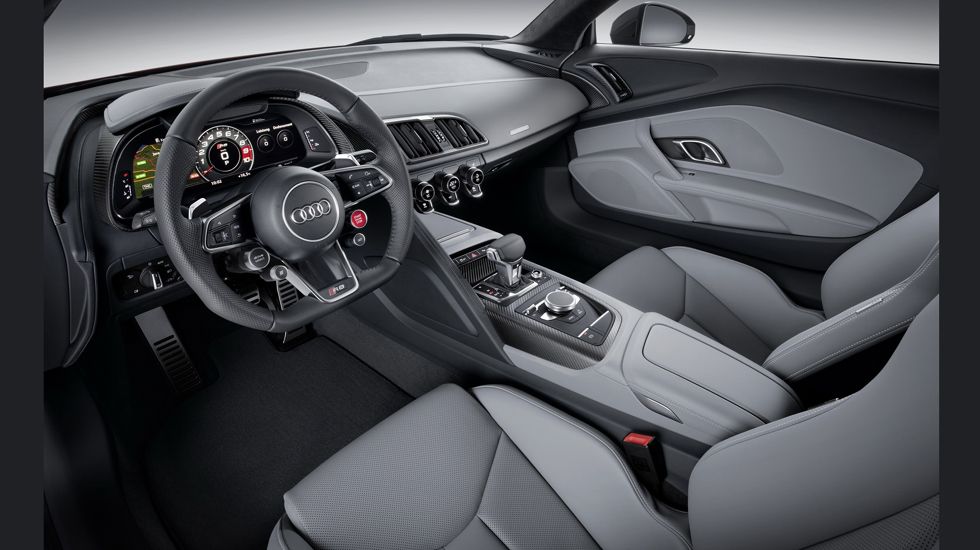 Το cockpit προέρχεται από το νέο Audi TT και επέτρεψε στους σχεδιαστές της εταιρείας να δημιουργήσουν μια μινιμαλιστική καμπίνα, με όλες τις απαραίτητες πληροφορίες να βρίσκονται μπροστά στον οδηγό.