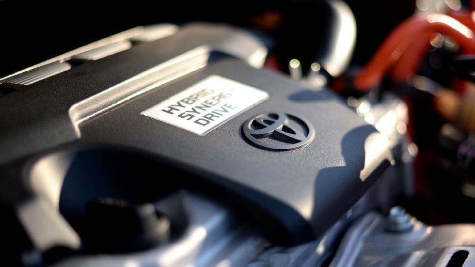 Στο υβριδικό RAV4, η συνδυαστική ισχύς του βενζινοκινητήρα Atkinson 2,5 λτ. των 152 ίππων και του ηλεκτροκινητήρα, είναι στα 197 άλογα.