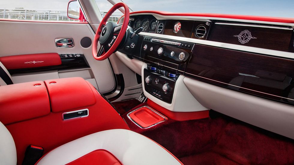 Η μία και μοναδική Phantom Coupé Al-Adiyat διαθέτει μέσα έξω στοιχεία εμπνευσμένα από τα Βασίλεια και τα άλογα.
