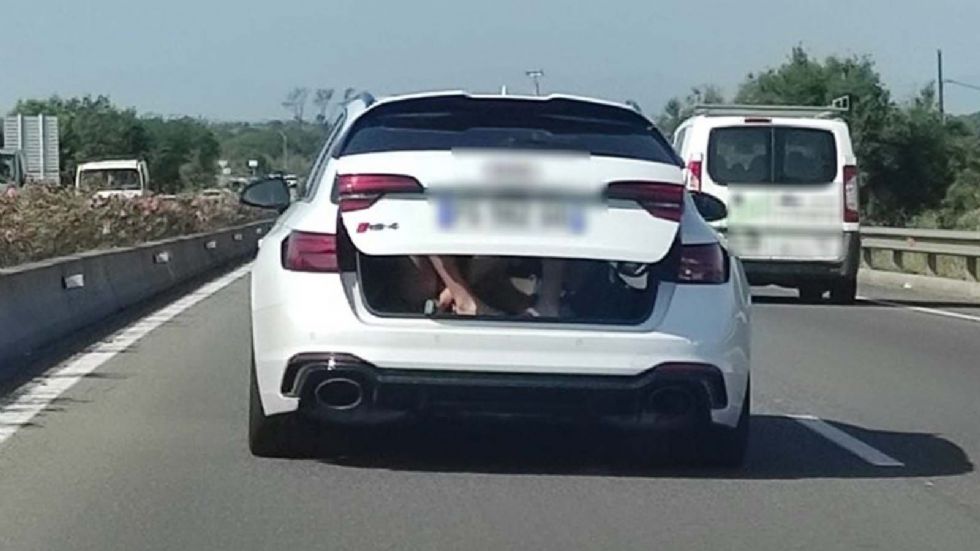Τουρίστας ταξίδευε με δύο παιδιά στο πορτ-μπαγκάζ ενός Audi RS4